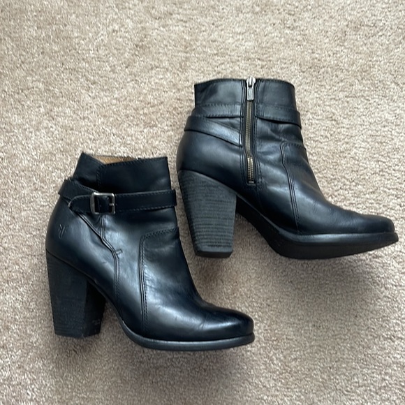 ❤️Gorgeous❤️ The perfect Frye heeled bootie!  Black leather size 8.5 - Picture 6 of 15